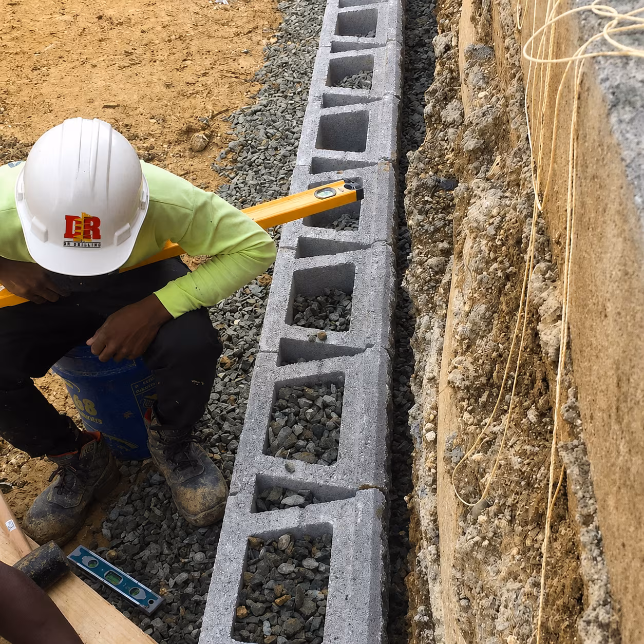 Construcción de muro de suelo reforzado
